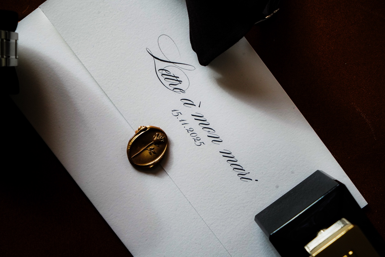Détail artisanal d’une lettre de mariage cachetée