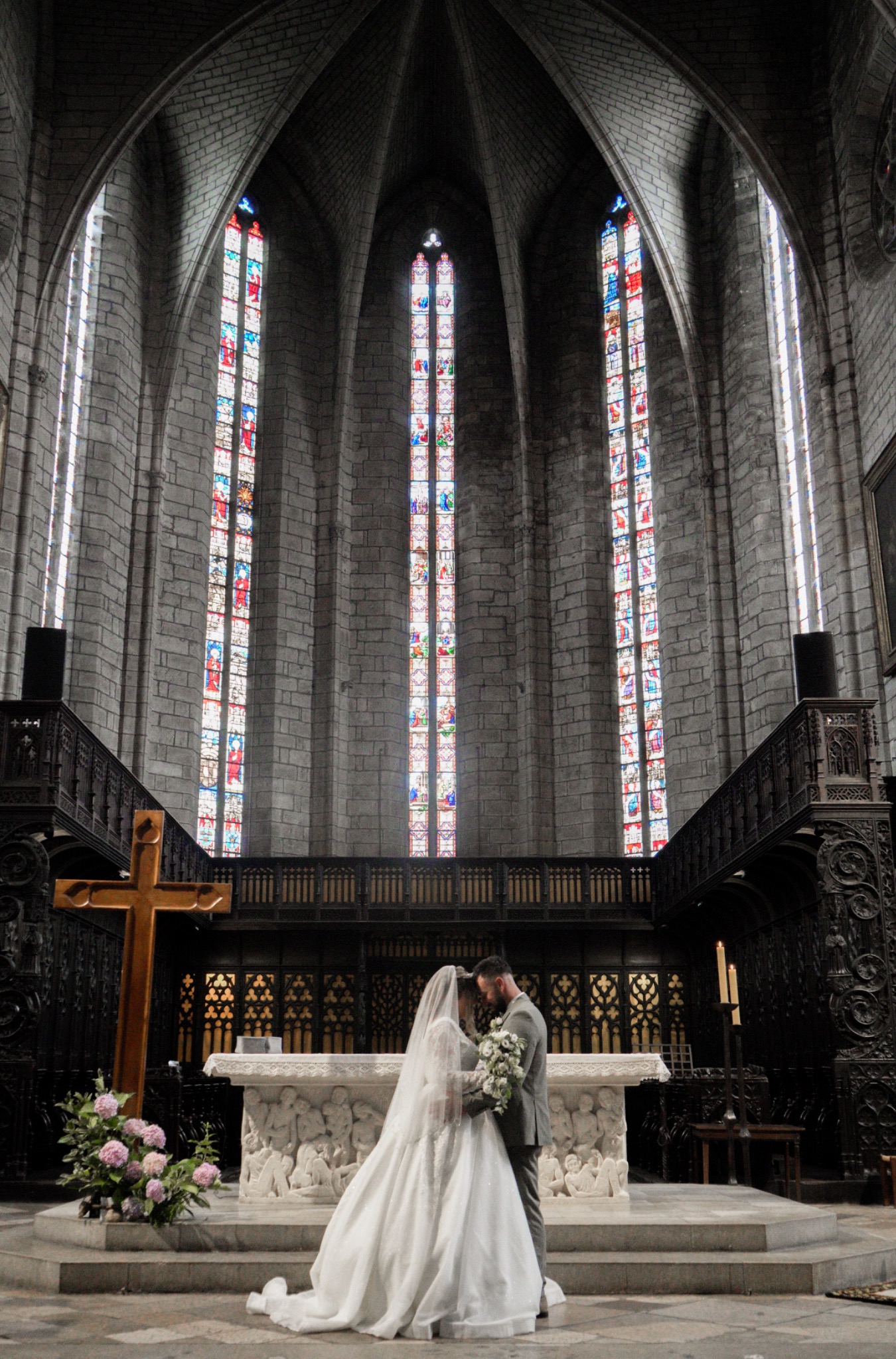 Mariés dans une église monumentale
