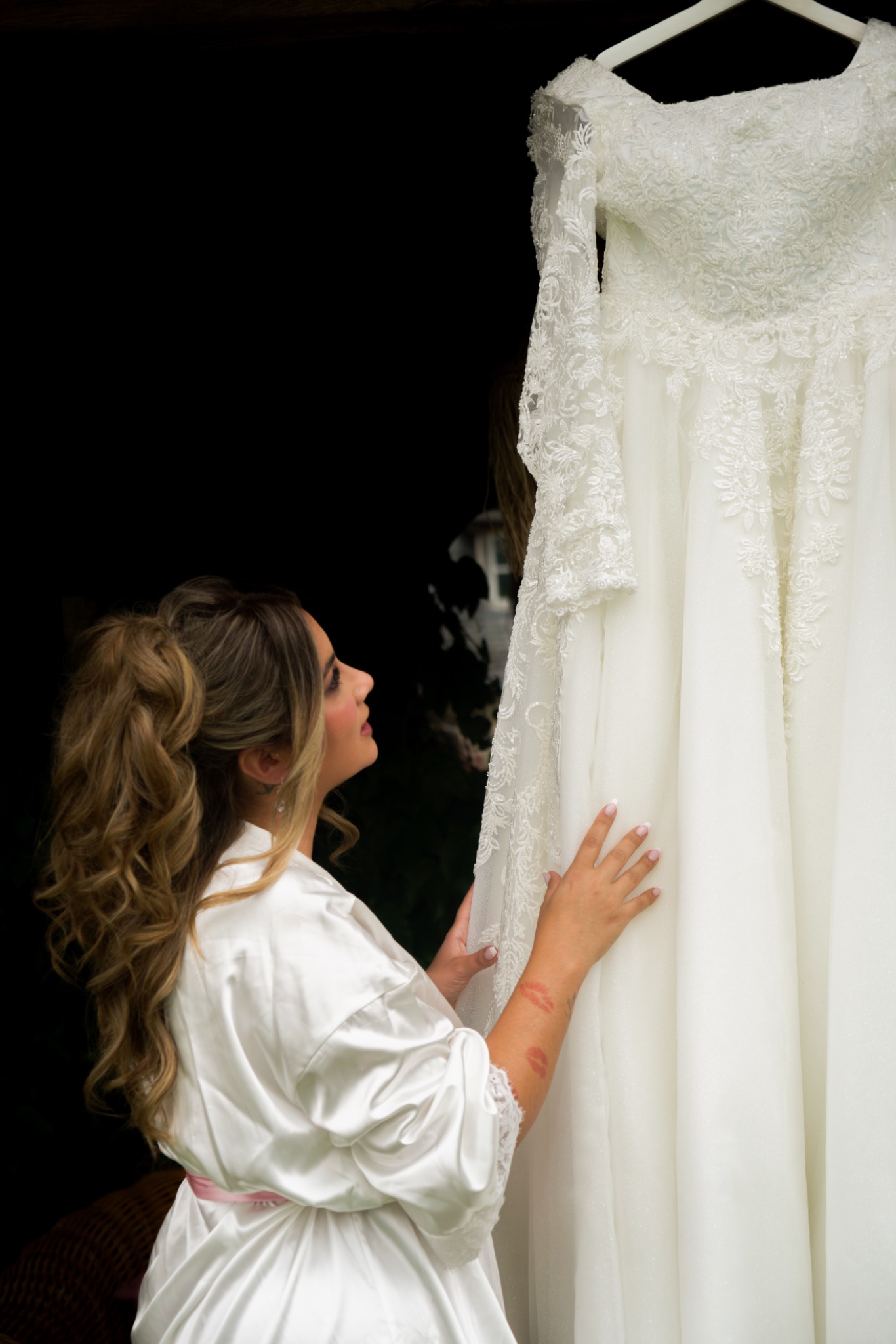 Mariée découvrant sa robe pendant les préparatifs