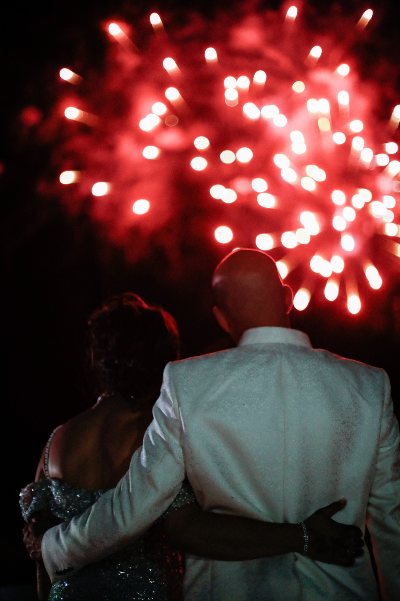 Mariés observant un feu d’artifice