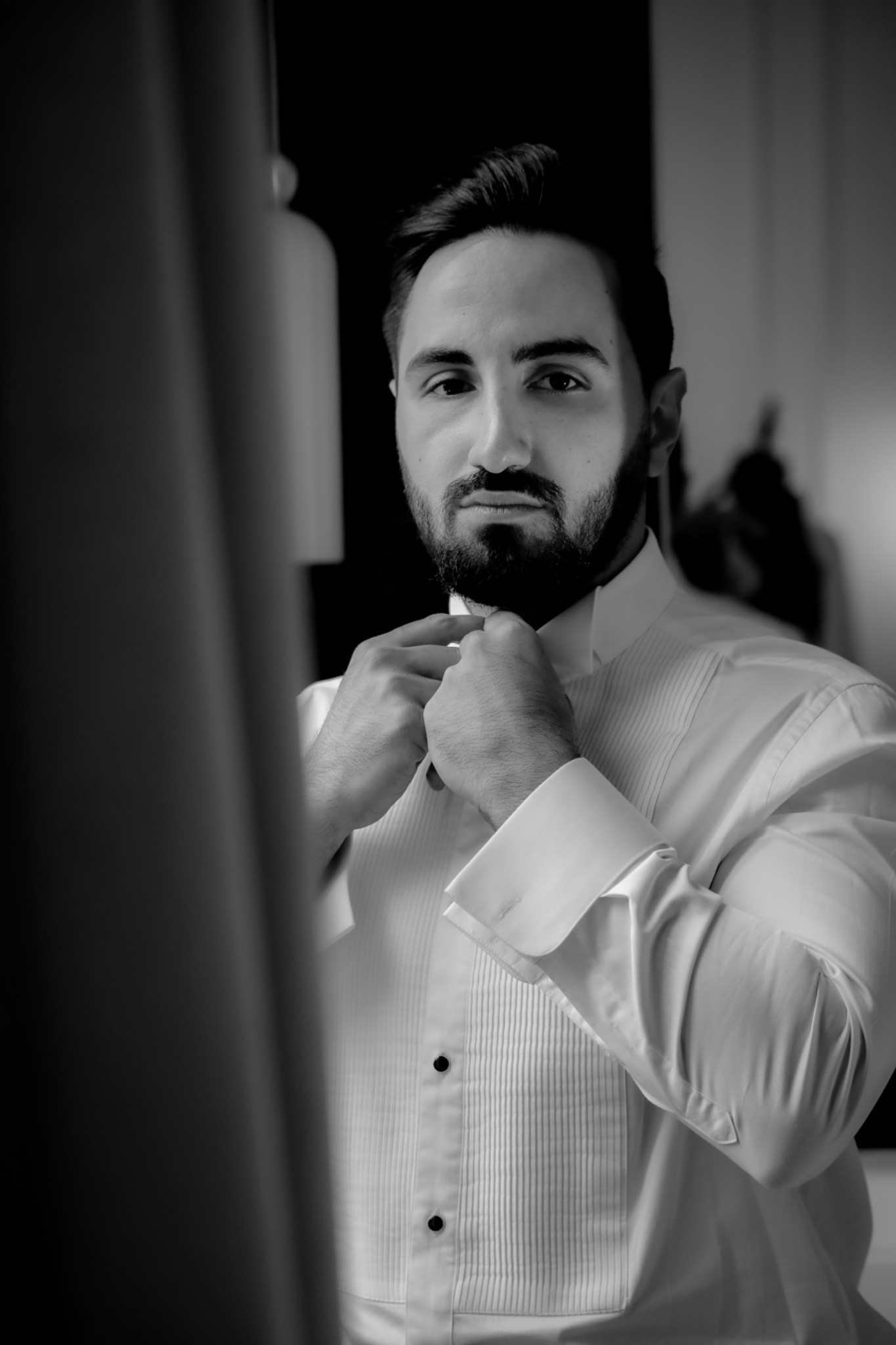 Portrait du marié pendant ses préparatifs en noir et blanc