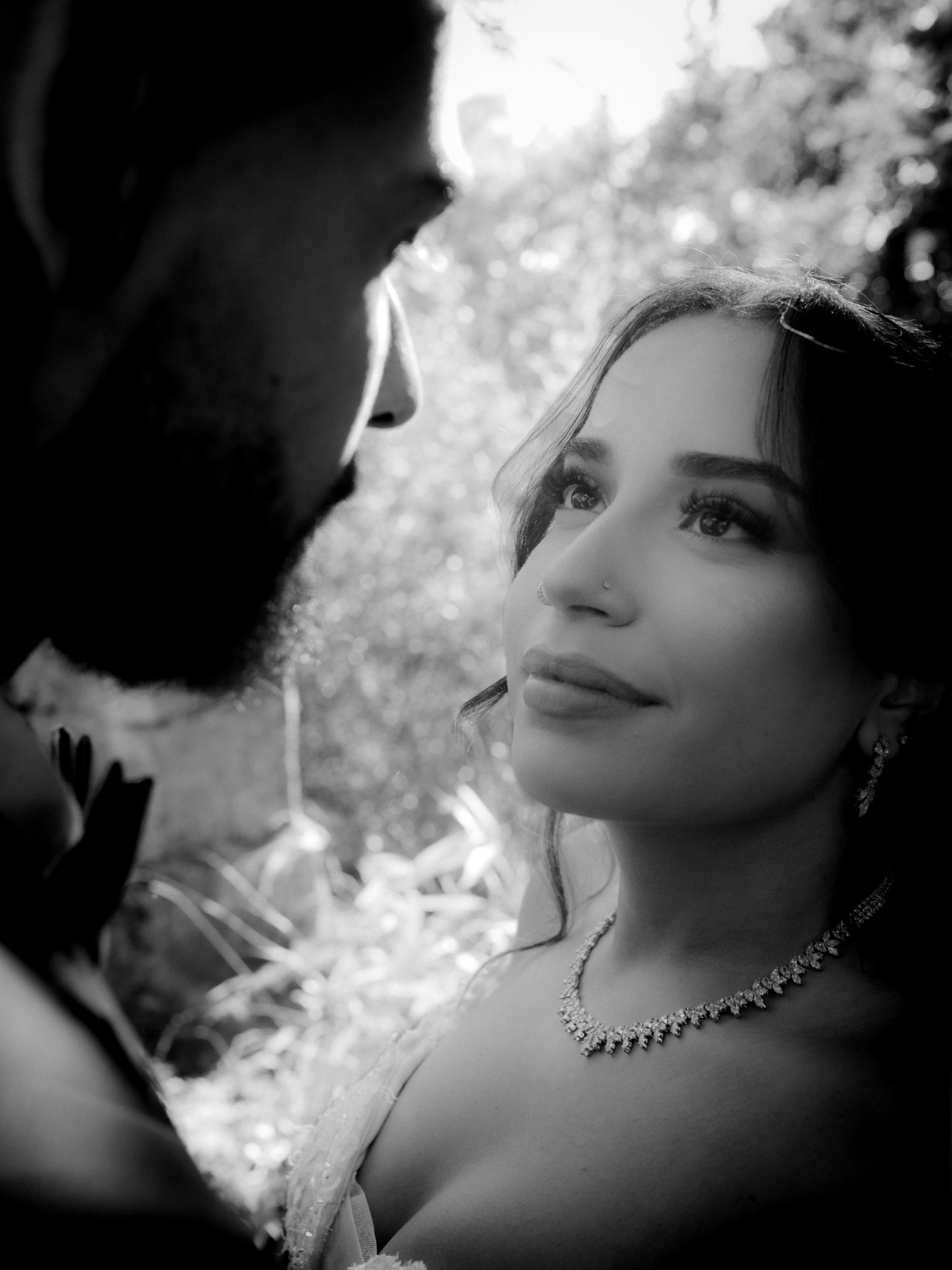 Regard des mariés en noir et blanc
