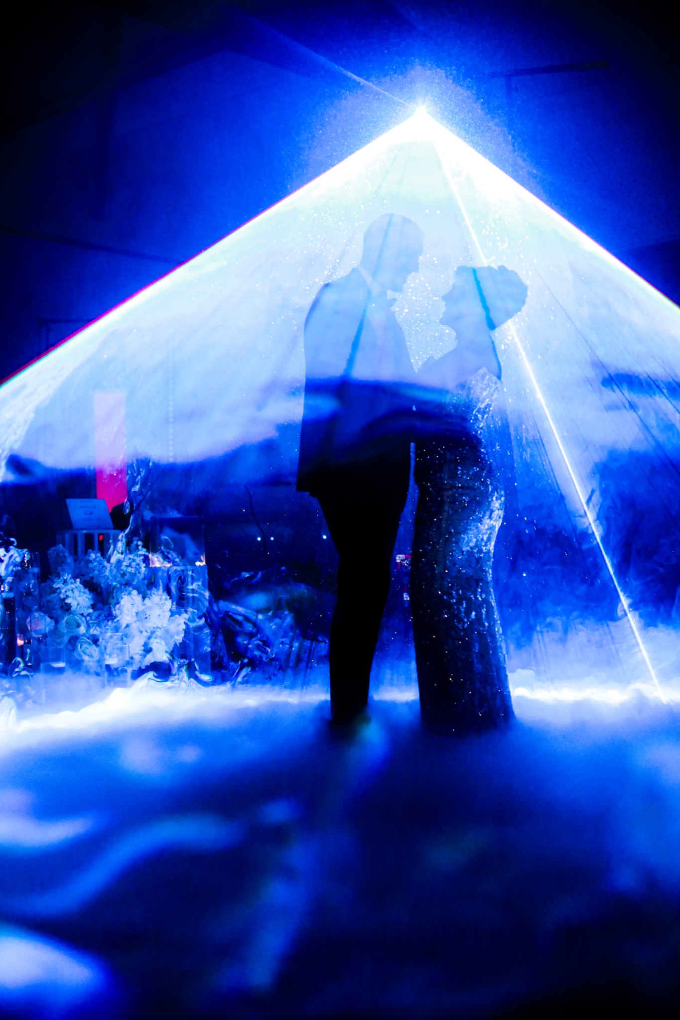 Silhouette des mariés dans un décor de lumière bleue