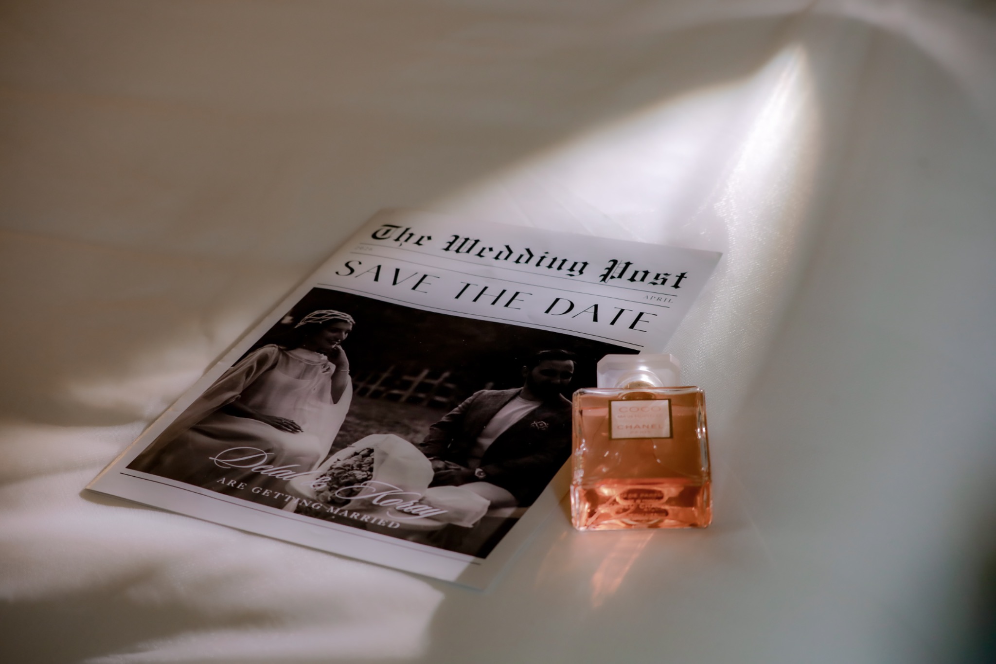 Papeterie de mariage et parfum dans une lumière douce