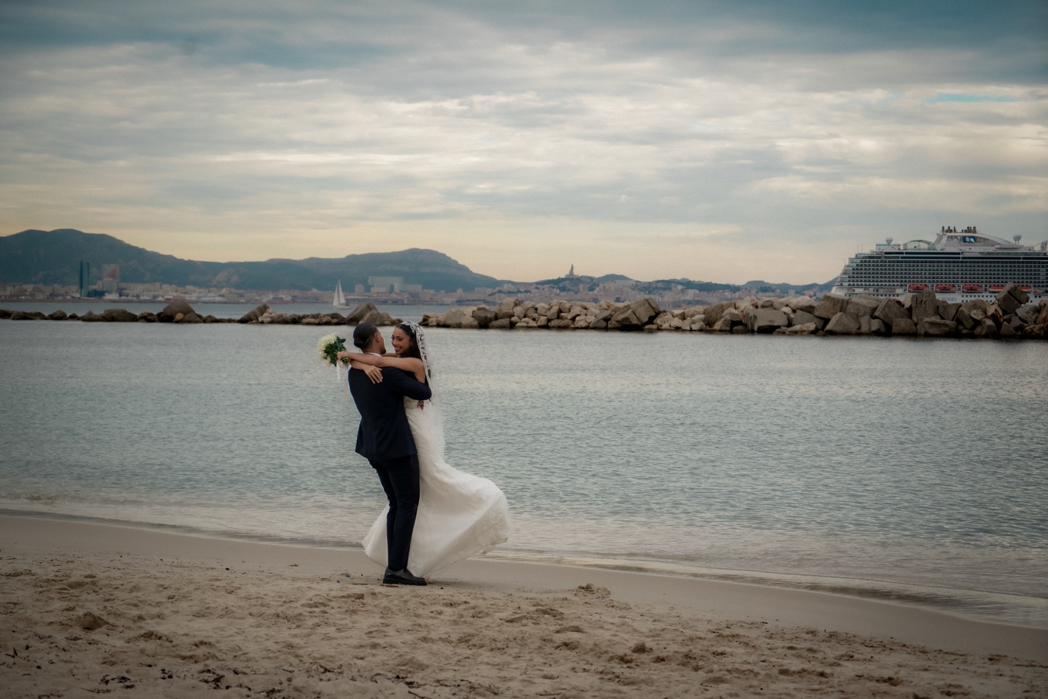 Couple de mariés au bord de la mer