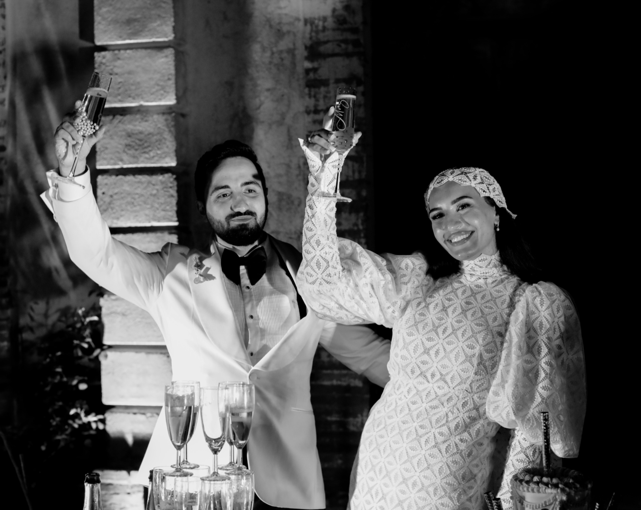 Les mariés portent un toast en noir et blanc